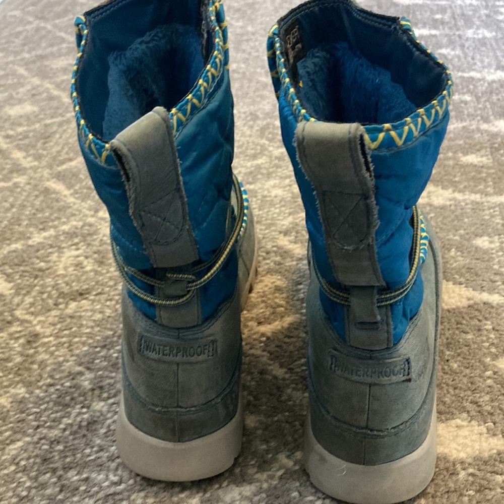 EUC The North Face winter boot. Blue with yellow stitching. Excellent traction.